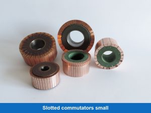 Slotted commutators small